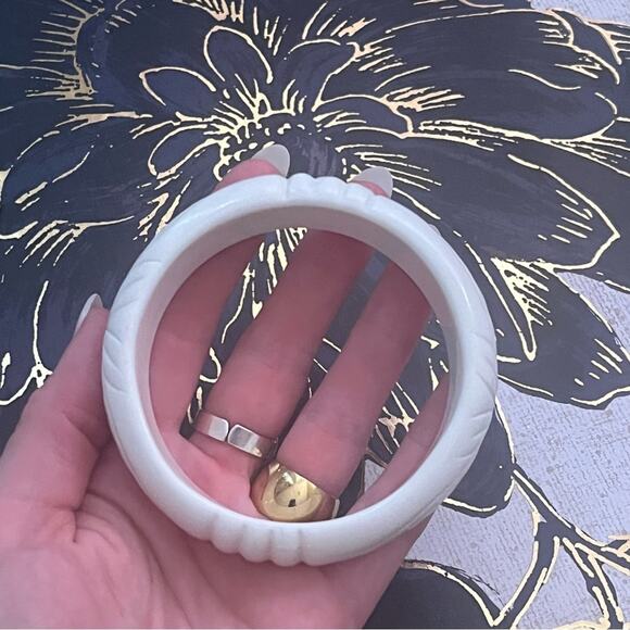 Vintage 70s Carved Pure White Lucite Bangle Bracelet Leaves Pattern A3 - Picture 9 of 13